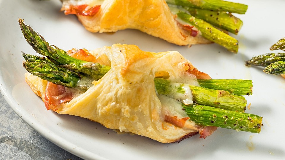 Blätterteigtaschen mit Spargel und Speck von felix_scheel_1