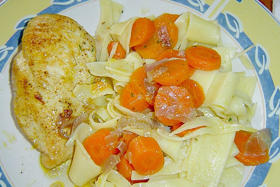 Hähnchenbrustfilet auf Möhren - Zwiebelbett Hähnchenbrustfilet auf Möhren - Zwiebelbett