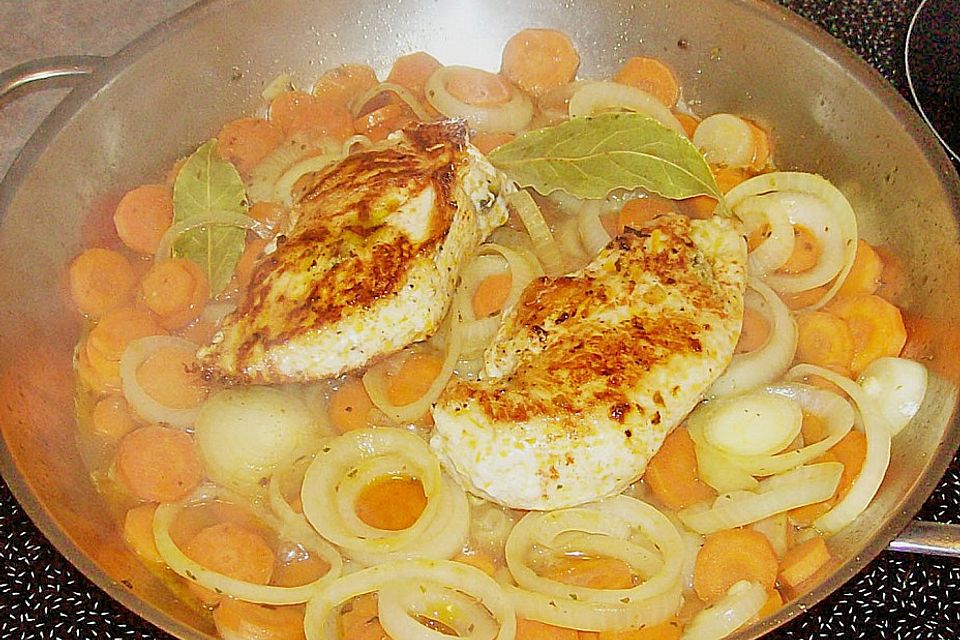 Hähnchenbrustfilet auf Möhren - Zwiebelbett Hähnchenbrustfilet auf Möhren - Zwiebelbett