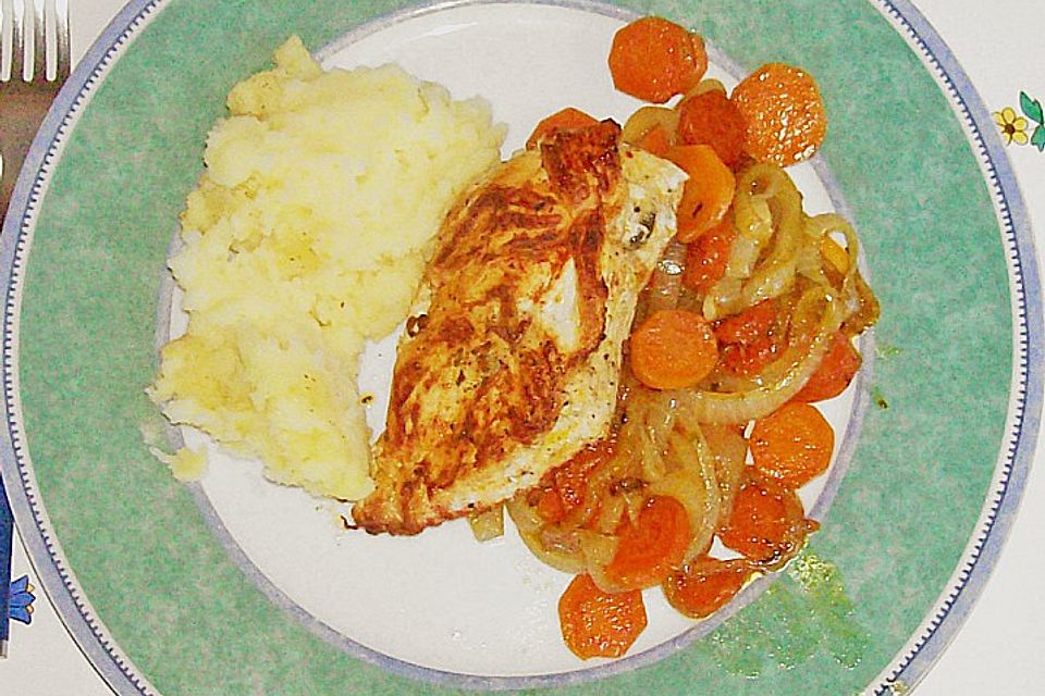 Hähnchenbrustfilet auf Möhren - Zwiebelbett Hähnchenbrustfilet auf Möhren - Zwiebelbett