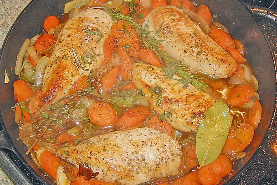 Hähnchenbrustfilet auf Möhren - Zwiebelbett Hähnchenbrustfilet auf Möhren - Zwiebelbett