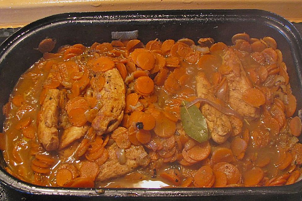 Hähnchenbrustfilet auf Möhren - Zwiebelbett Hähnchenbrustfilet auf Möhren - Zwiebelbett