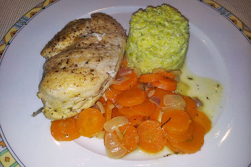 Hähnchenbrustfilet auf Möhren - Zwiebelbett Hähnchenbrustfilet auf Möhren - Zwiebelbett