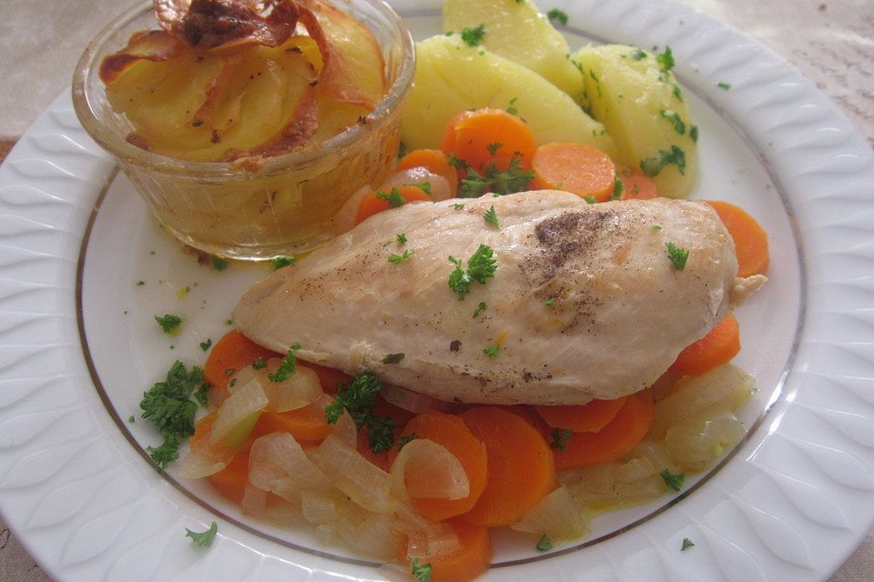 Hähnchenbrustfilet auf Möhren - Zwiebelbett Hähnchenbrustfilet auf Möhren - Zwiebelbett