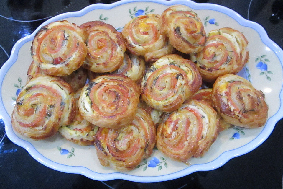 Pikante Blätterteigschnecken mit Lachs