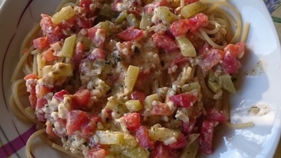 Spaghetti in Feta-Tomate-Gurken-Sauce von lecka-maus Spaghetti in Feta-Tomate-Gurken-Sauce von lecka-maus