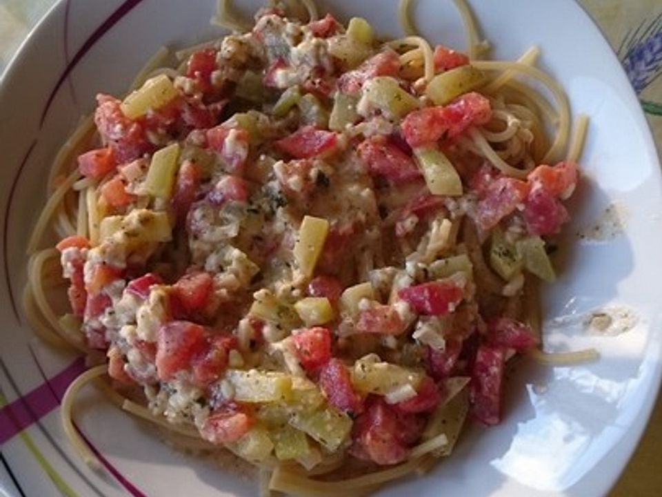 Spaghetti in Feta-Tomate-Gurken-Sauce von lecka-maus | Chefkoch