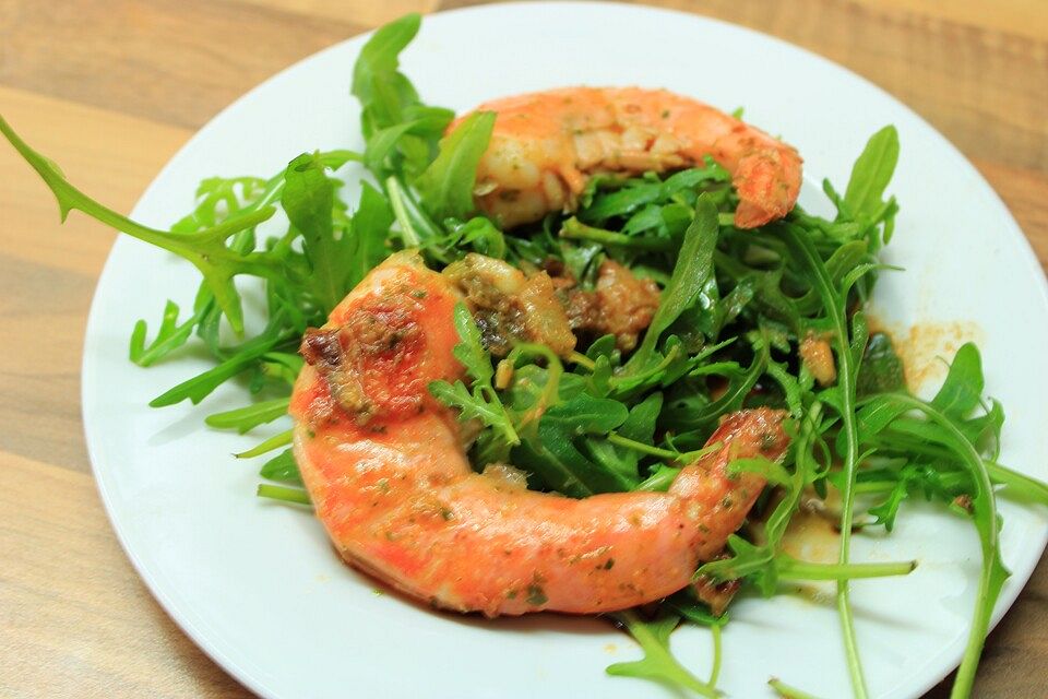 Marinierte gegrillte Garnelen mit Feldsalat