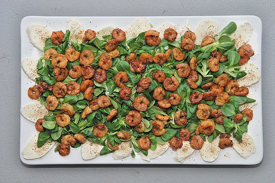 Marinierte gegrillte Garnelen mit Feldsalat