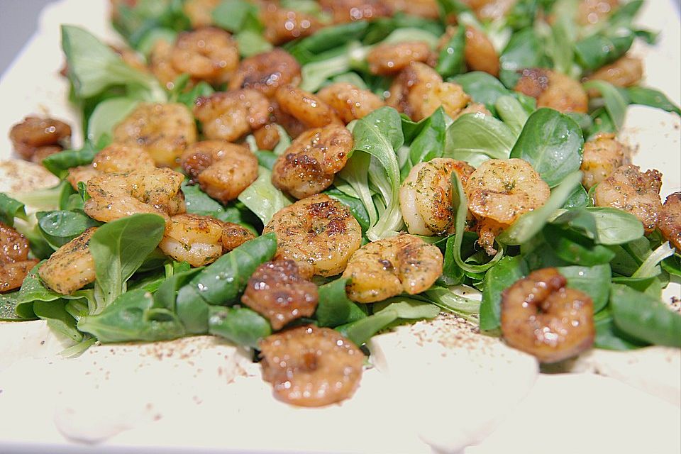 Marinierte gegrillte Garnelen mit Feldsalat