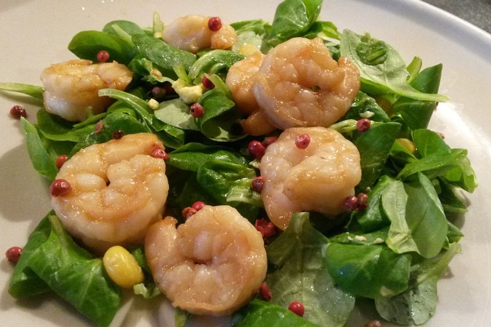 Marinierte gegrillte Garnelen mit Feldsalat