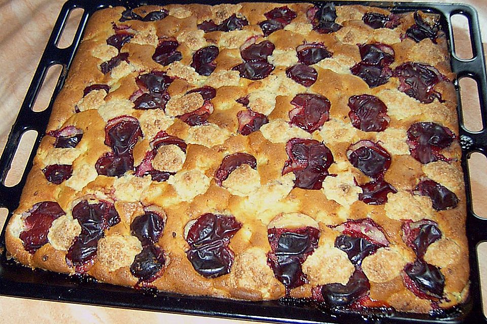 Zwetschgenkuchen auf der Platte