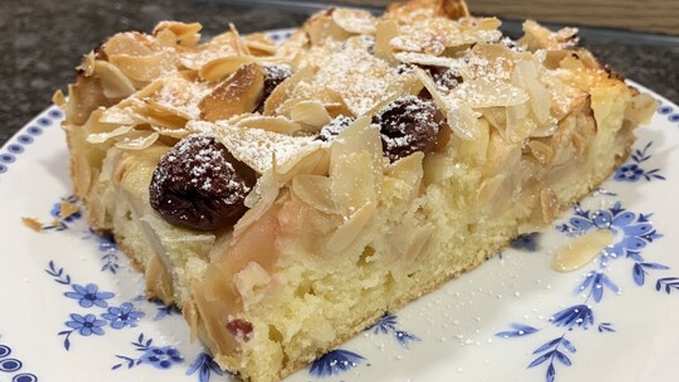 Apfel - Kirsch - Blechkuchen nach Oma Bärbel von Schwalbe Apfel - Kirsch - Blechkuchen nach Oma Bärbel von Schwalbe