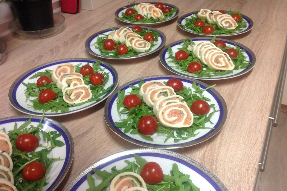 Mozzarella - Röllchen mit Lachs auf Rauke