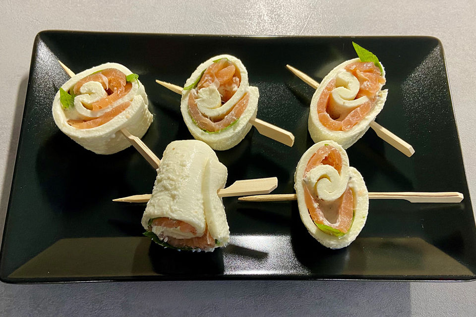 Mozzarella - Röllchen mit Lachs auf Rauke