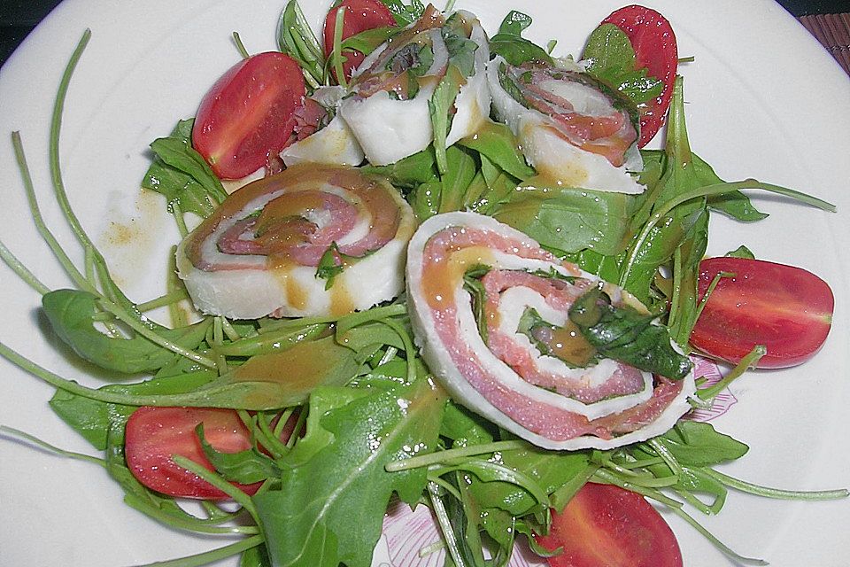 Mozzarella - Röllchen mit Lachs auf Rauke