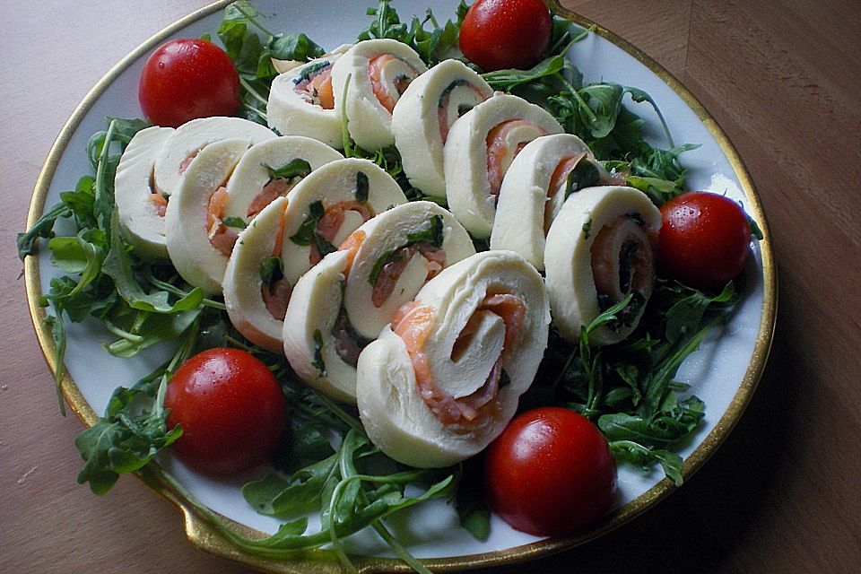 Mozzarella - Röllchen mit Lachs auf Rauke