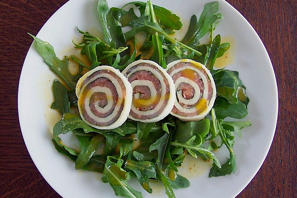 Mozzarella - Röllchen mit Lachs auf Rauke