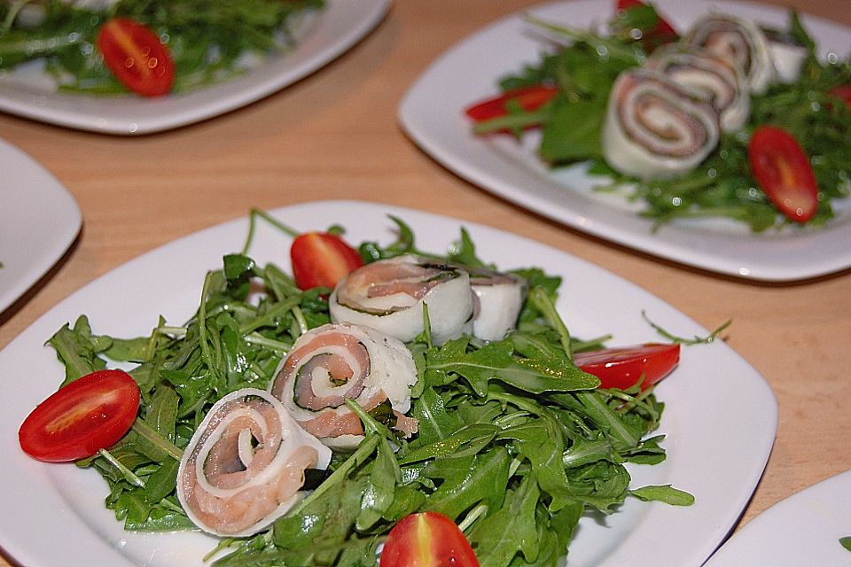 Mozzarella - Röllchen mit Lachs auf Rauke