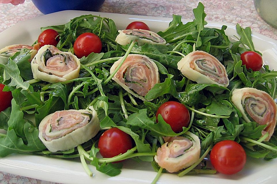 Mozzarella - Röllchen mit Lachs auf Rauke