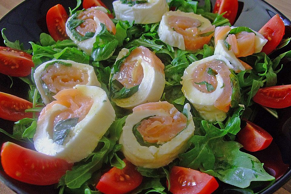 Mozzarella - Röllchen mit Lachs auf Rauke