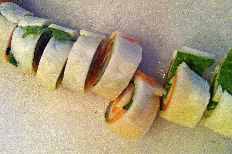 Mozzarella - Röllchen mit Lachs auf Rauke