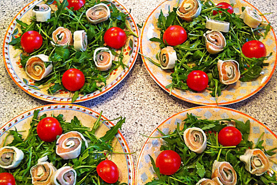 Mozzarella - Röllchen mit Lachs auf Rauke