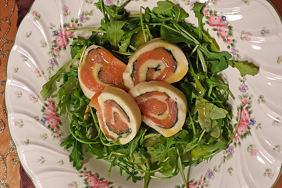 Mozzarella - Röllchen mit Lachs auf Rauke