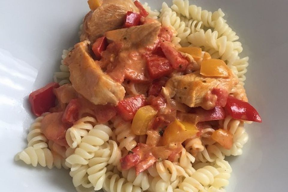 Nudeln mit Paprika-Sahnesauce