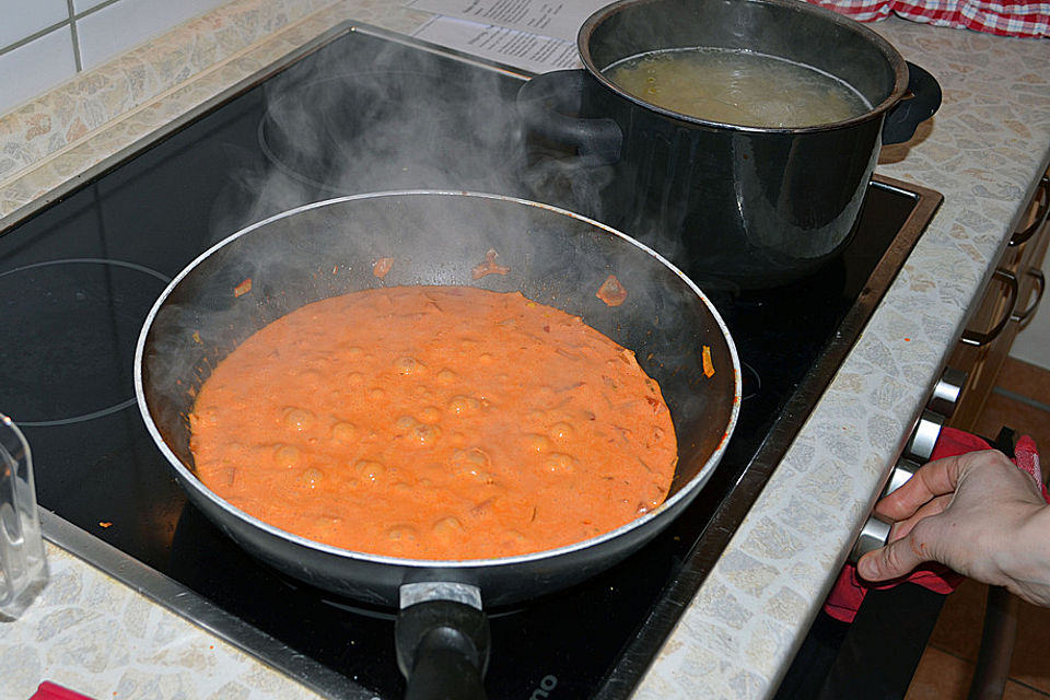 Nudeln mit Paprika-Sahnesauce