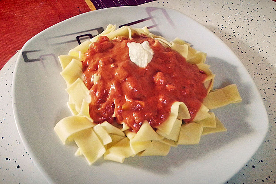 Nudeln mit Paprika-Sahnesauce