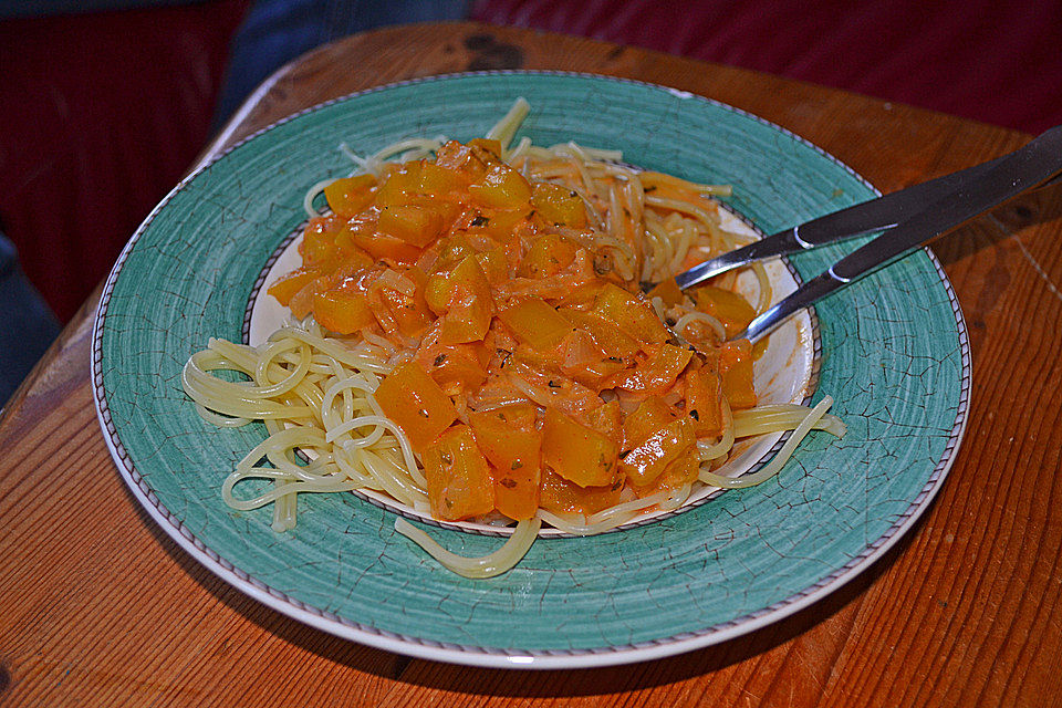 Nudeln mit Paprika-Sahnesauce