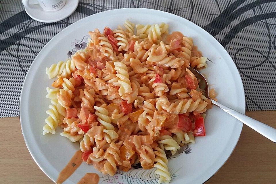 Nudeln mit Paprika-Sahnesauce