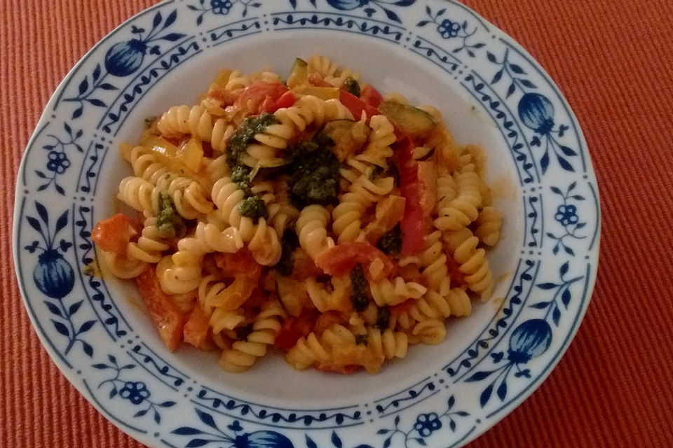 Nudeln mit Paprika-Sahnesauce