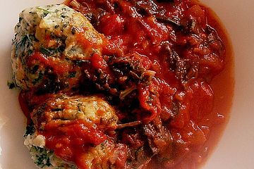 Spinat - Knödel auf Tomatensoße