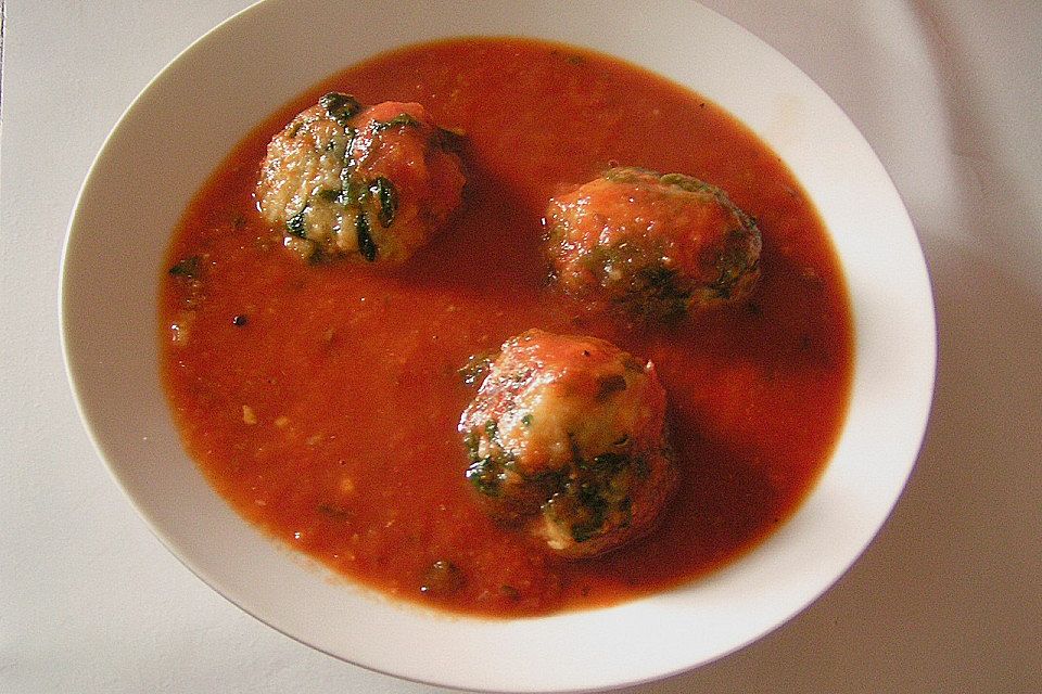 Spinat - Knödel auf Tomatensoße