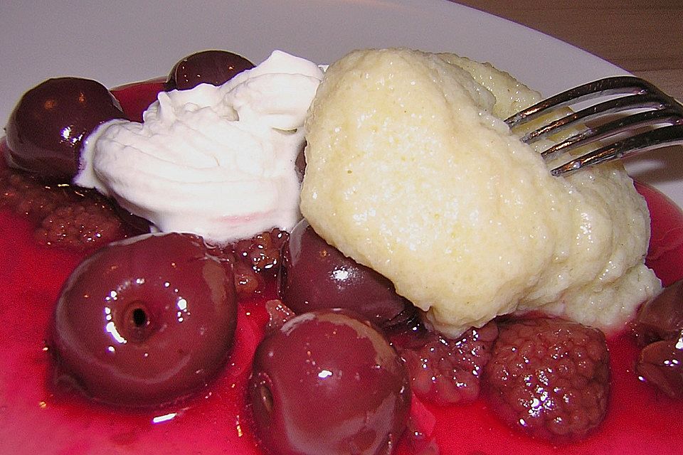 Grießnockerl mit Obstsoße