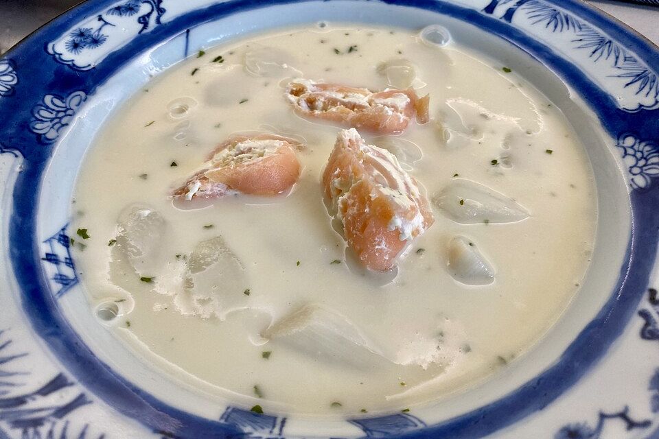 Spargelsuppe mit Räucherlachs