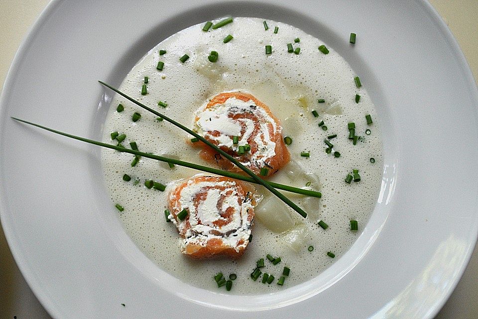 Spargelsuppe mit Räucherlachs