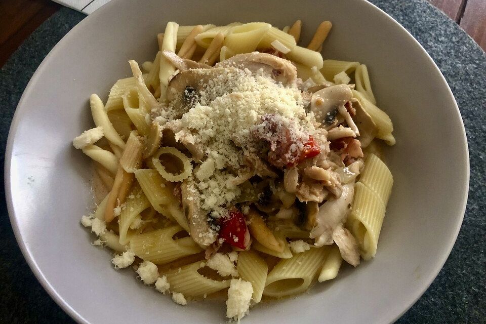 Penne mit Hähnchen und Champignons