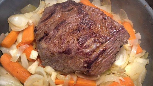 Rinderbraten mit würziger Rotweinsauce