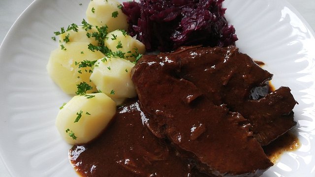 Rinderbraten mit würziger Rotweinsauce