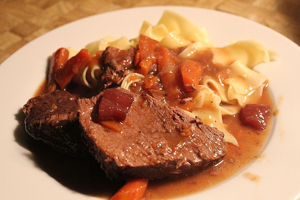 Rinderbraten mit würziger Rotweinsauce