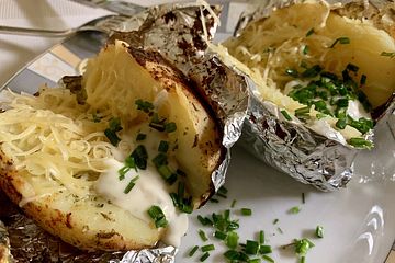 Kartoffel in Der Folie Liegt Auf Spachtel Vor Dem Kamin Stockfoto - Bild  von kochen, flamme: 209256472