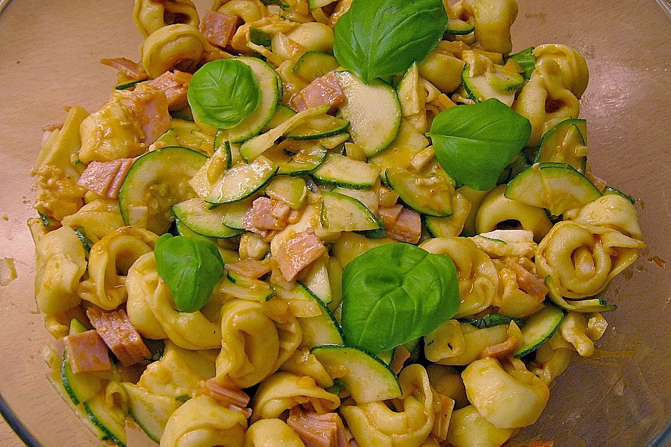 Tortellinisalat mit Zucchini und Mozzarella