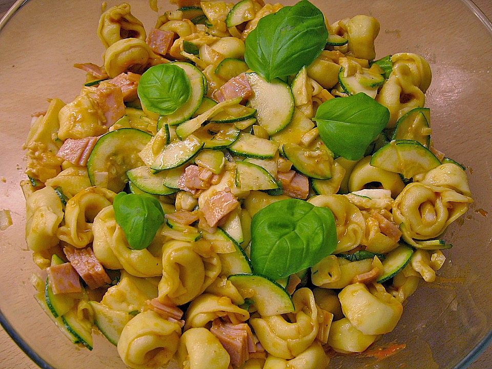 Tortellinisalat mit Zucchini und Mozzarella von glubschi-pubschi| Chefkoch