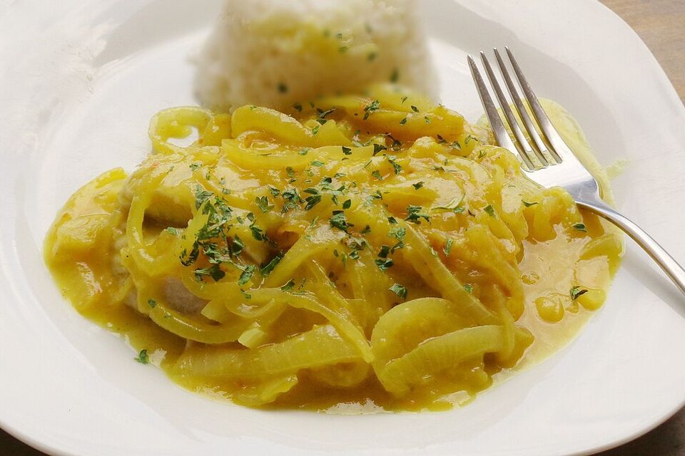 Fischfilet mit Curry - Zwiebel - Sauce