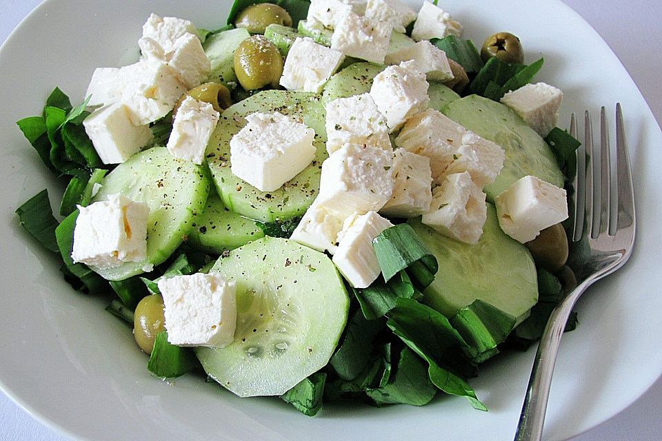 Bärlauchsalat mit Gurke und Schafkäse