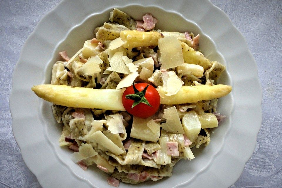 Spargel - Schinkencreme mit Bandnudeln