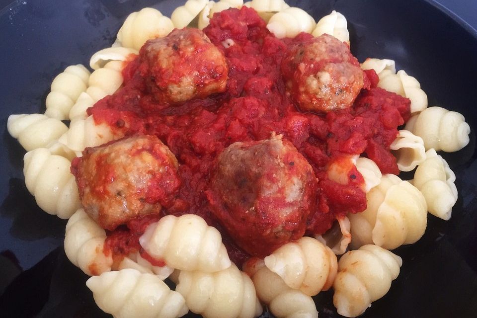 Pasta mit Fleischklößchen und Tomatensoße